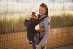 Momi Collet Navy Blue Ergonomische Draagzak NOSI00002 21 Momi Collet Navy Blue Ergonomische Draagzak NOSI00002 -Baby Kinderwagen Serie Winkel Momi Collet Navy Blue Ergonomische Draagzak NOSI00002 10