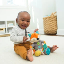 Infantino Go Gaga Playtime Pal Vos Buggyspeeltje BK-216311 9 Infantino Go Gaga Playtime Pal Vos Buggyspeeltje BK-216311 -Baby Kinderwagen Serie Winkel infantino go gaga playtime pal vos buggyspeeltje bk 216311 meer sfeer