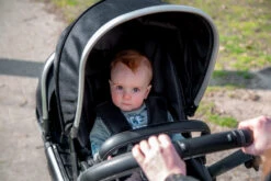 Ding Amigo Black/Rose Tandem Duowagen DI-191706 -Baby Kinderwagen Serie Winkel mamaloes di 191704 ding tandem stroller amigo lifestyle 07 1